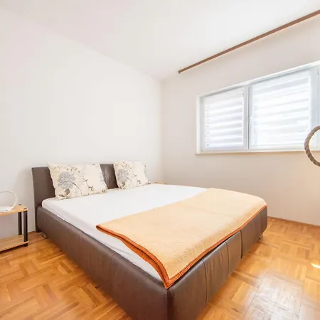 Snjezana By Interhome شقة